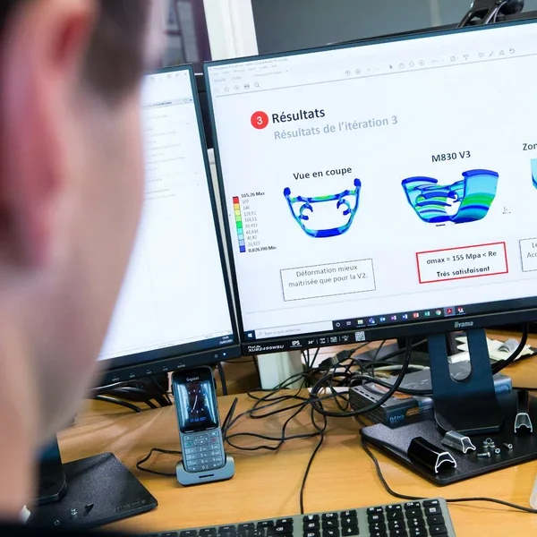 Écran du bureau d'études Mach1 montrant les résultats d'une simulation : vue en coupe d'une jante en couleurs de contrainte