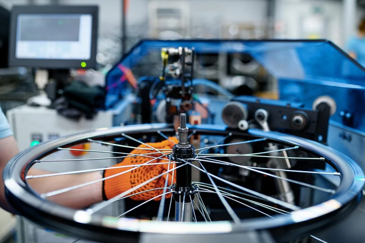 Contrôle du voile d'une jante de vélo en atelier